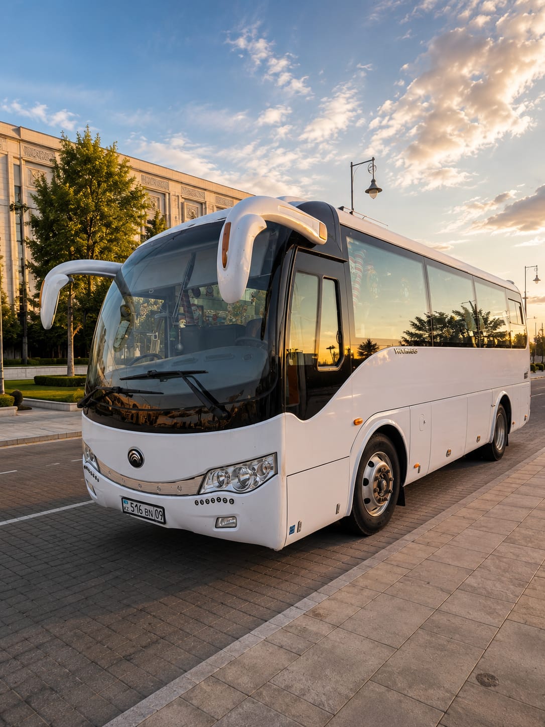 Автобус на фоне гор и леса